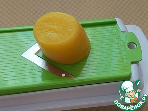 Салат с чукой, редисом и киноа