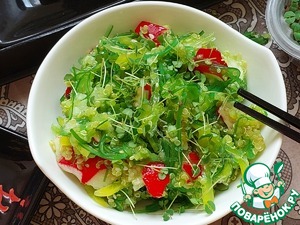 Салат с чукой, редисом и киноа