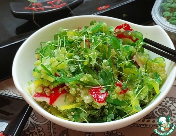 Салат с чукой, редисом и киноа