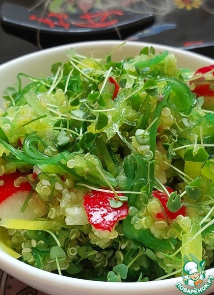 Салат с чукой, редисом и киноа