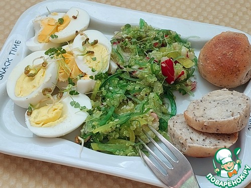 Салат с чукой, редисом и киноа