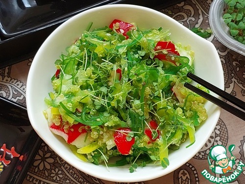 Салат с чукой, редисом и киноа