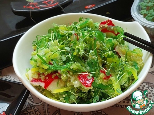 Салат с чукой, редисом и киноа