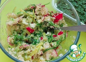 Салат с чукой, редисом и киноа