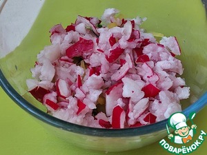 Салат с чукой, редисом и киноа