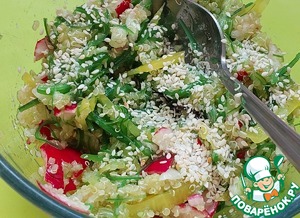 Салат с чукой, редисом и киноа