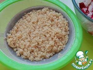 Салат с чукой, редисом и киноа