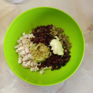 Салат с фасолью, грибами и курицей Салат с фасолью, грибами и курицей