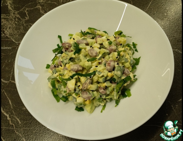 Салат с фасолью, огурцами и яйцами