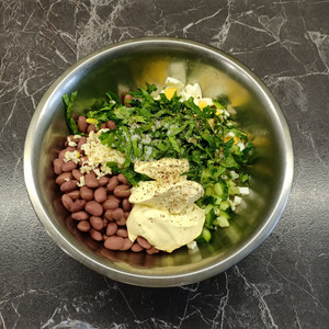 Салат с фасолью, огурцами и яйцами