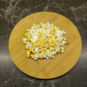 Салат с фасолью, огурцами и яйцами