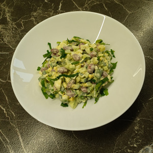 Салат с фасолью, огурцами и яйцами