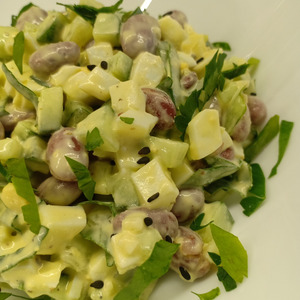 Салат с фасолью, огурцами и яйцами