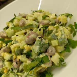 Салат с фасолью, огурцами и яйцами
