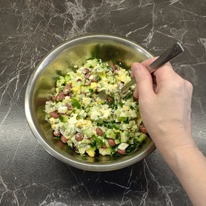 Салат с фасолью, огурцами и яйцами