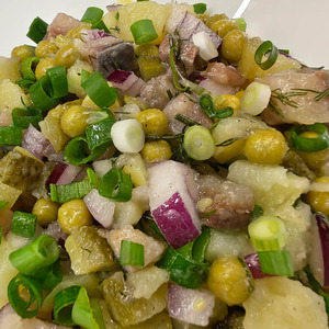 Салат с горошком, картофелем и сельдью Салат с горошком, картофелем и сельдью