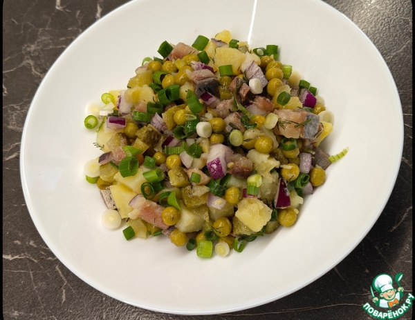 Салат с горошком, картофелем и сельдью Салат с горошком, картофелем и сельдью