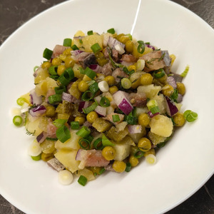 Салат с горошком, картофелем и сельдью Салат с горошком, картофелем и сельдью