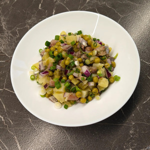 Салат с горошком, картофелем и сельдью Салат с горошком, картофелем и сельдью