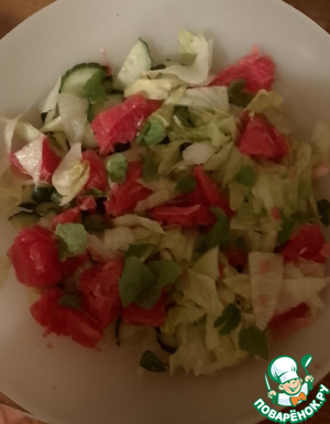 Салат с грейпфрутом, мятой и моцареллой Салат с грейпфрутом, мятой и моцареллой