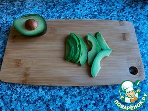 Салат с хурмой и авокадо