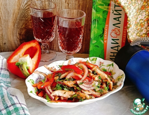 Салат с индейкой и томатной заправкой Салат с индейкой и томатной заправкой