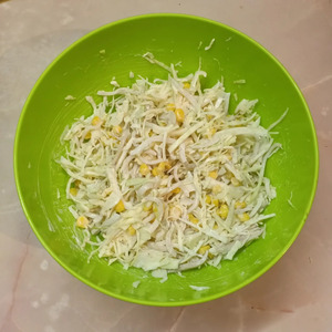 Салат с кальмарами и капустой