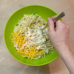 Салат с кальмарами и капустой