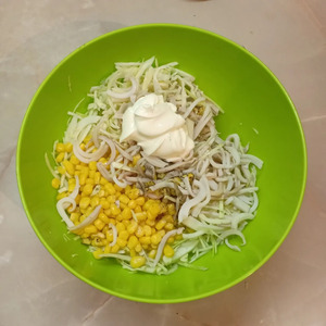 Салат с кальмарами и капустой