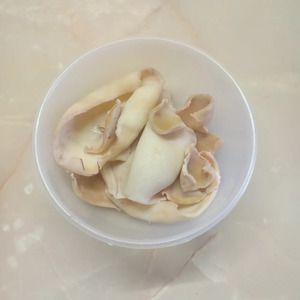 Салат с кальмарами и капустой