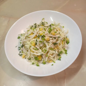 Салат с кальмарами и капустой