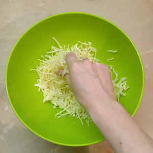 Салат с кальмарами и капустой