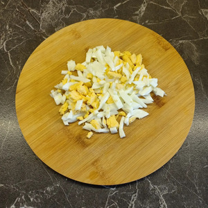 Салат с кальмарами, колбасным сыром, капустой