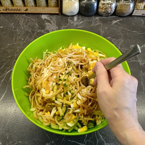 Салат с кальмарами, колбасным сыром, капустой