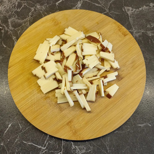 Салат с кальмарами, колбасным сыром, капустой