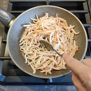 Салат с кальмарами, колбасным сыром, капустой