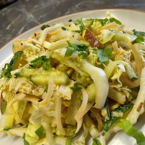 Салат с кальмарами, колбасным сыром, капустой