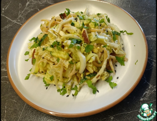 Салат с кальмарами, колбасным сыром, капустой