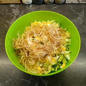 Салат с кальмарами, колбасным сыром, капустой