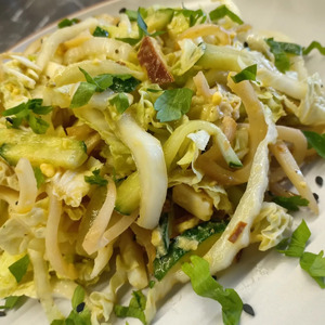 Салат с кальмарами, колбасным сыром, капустой