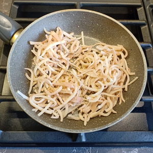 Салат с кальмарами, колбасным сыром, капустой