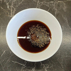 Салат с кальмарами, колбасным сыром, капустой
