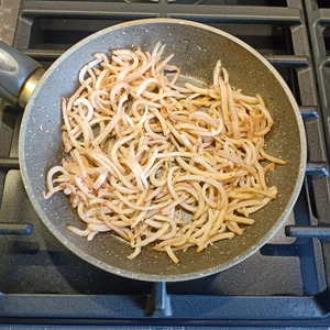 Салат с кальмарами, колбасным сыром, капустой