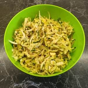 Салат с кальмарами, колбасным сыром, капустой