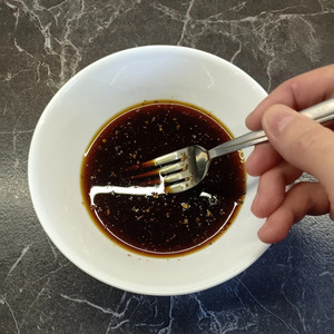 Салат с кальмарами, колбасным сыром, капустой