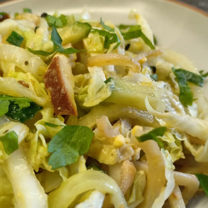 Салат с кальмарами, колбасным сыром, капустой