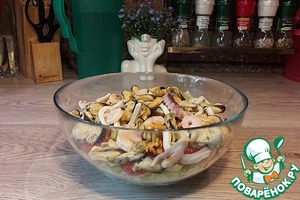Салат с коктейлем из рассольных морепродуктов