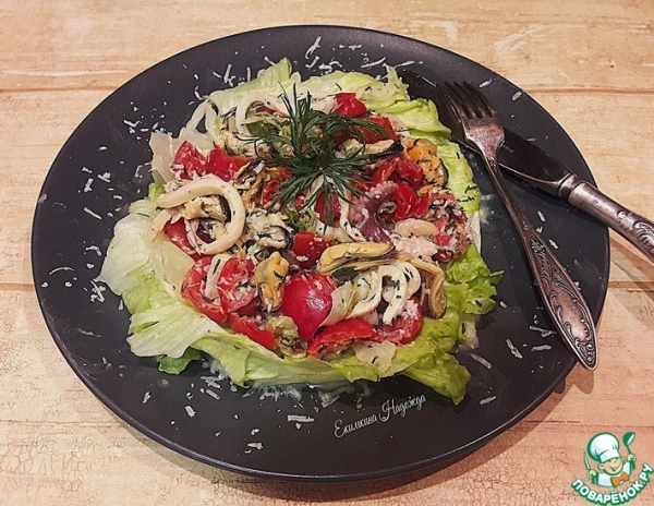 Салат с коктейлем из рассольных морепродуктов