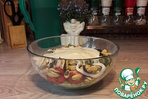 Салат с коктейлем из рассольных морепродуктов