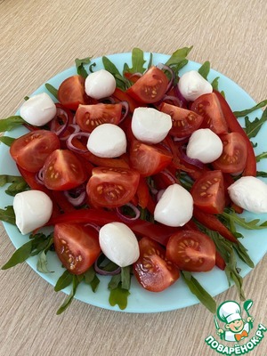 Салат с коктейльными томатами и сыром моцарелла Салат с коктейльными томатами и сыром моцарелла